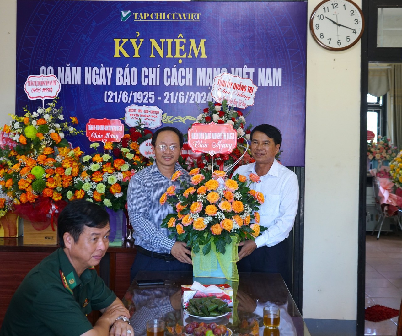 Đảng ủy Khối Cơ quan v&agrave; Doanh nghiệp tỉnh tặng hoa ch&uacute;c mừng